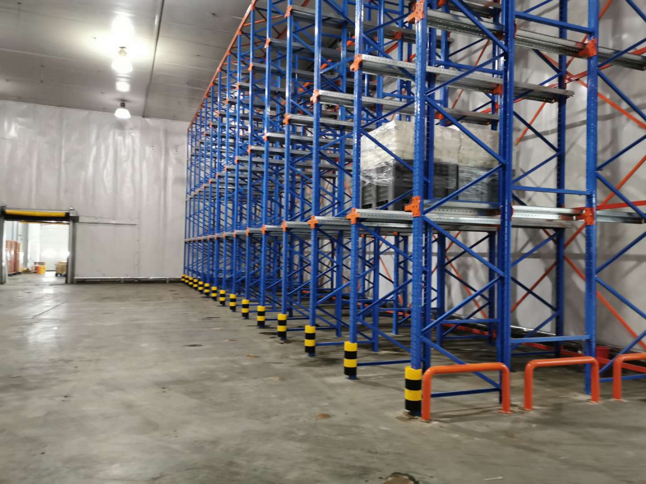 冷库用什么货架比较好？两种类型货架均可满足